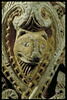 Chapiteau orné de feuillages entrecroisés dans lesquels sont inscrits des éléments floraux, des masques et des écus armoriés, image 9/13