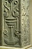 Fragment de pilastre décoré sur trois faces d'arabesques d'un panier de fruits de vases de fleurs, image 1/4