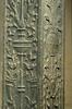 Fragment de pilastre décoré sur trois faces d'arabesques d'un panier de fruits de vases de fleurs, image 2/4