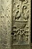 Fragment de pilastre décoré sur trois faces d'arabesques d'un panier de fruits de vases de fleurs, image 3/4