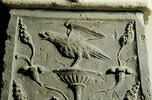 Pilastre décoré sur une face ornée de fleurs de feuillages d'un cartel et d'un oiseau, image 1/3