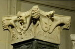 Chapiteau composite décoré sur trois faces ornées ; sur l'une : tête de Cherubin entre des cornes, image 2/3