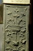 Pilastre décoré sur trois faces ornées d'un vase avec des fleurs et feuillages d'un aigle, image 1/3
