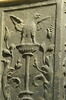 Pilastre décoré sur trois faces ornées d'un vase avec des fleurs et feuillages d'un aigle, image 3/3