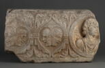 Fragment de frise décoré d'un buste ailé en médaillon, de rinceaux et de têtes, image 1/2