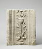 Fragment de pilastre : décor de vase cantonné de fleurs et dauphins, image 1/2