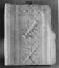 Fragment de pilastre : décor de croix, couronne d'épines et colonne de la flagellation, image 1/2