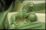 Enseigne surmonté d'un lion tenant un globe, image 2/2