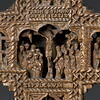 Croix-reliquaire en bois, sculptée de dix-huit scènes de la vie du Christ et trois reliquaires aux extrémités, image 4/29