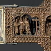 Croix-reliquaire en bois, sculptée de dix-huit scènes de la vie du Christ et trois reliquaires aux extrémités, image 7/29