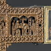 Croix-reliquaire en bois, sculptée de dix-huit scènes de la vie du Christ et trois reliquaires aux extrémités, image 8/29