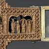 Croix-reliquaire en bois, sculptée de dix-huit scènes de la vie du Christ et trois reliquaires aux extrémités, image 13/29