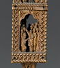 Croix-reliquaire en bois, sculptée de dix-huit scènes de la vie du Christ et trois reliquaires aux extrémités, image 17/29