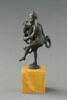 Statuette : Fou dansant et jouant d'une cabrette en forme de chevrette, image 2/6