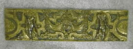Plaquette d'ornement ornée d'un mascaron et de deux enfants, image 1/3