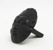 Clou ovale formé par un masque d'homme, image 2/3