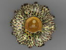 Coupe ronde à décor moulé : mascarons et fleurs, image 2/4