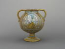 Vase ballon sur pied, à deux anses : profils féminins, image 3/4
