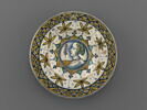 Assiette ronde : profil gauche de femme en buste, image 1/4