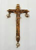 Croix pendentif pourvue d'un Christ et des instruments de la Passion, image 1/4