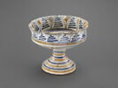 Coupe festonnée sur pied : armoiries, image 1/6