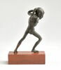 Statuette : pygmée debout dans l'attitude de la lutte, image 4/4