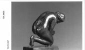 Statuette : femme à sa toilette, image 3/4