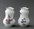 Vase à oignons, à décor de fleurs polychromes, d'une paire (OA 8042), image 5/5
