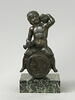 Fontaine : Bacchus enfant assis sur un tonneau dont le devant est orné d'une épreuve de la médaille de Caracalla par Boldù, image 1/4
