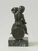 Fontaine : Bacchus enfant assis sur un tonneau dont le devant est orné d'une épreuve de la médaille de Caracalla par Boldù, image 2/4