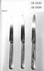 Trois couteaux de table à lames d'acier et manches de vermeil ciselé, image 2/3