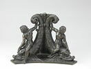 Pied de chandelier : trois putti chevauchant des dauphins, image 2/3