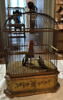 Boîte à musique : petite cage enfermant trois oiseaux chanteurs, image 3/6