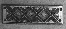 Petite plaque rectangulaire : trois losanges et de deux demi-losanges d'émail blanc inscrivant une petite rosette réservée, image 4/4