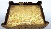 Coffret et sa clé, en laiton gravé, doré et ajouré, image 11/14