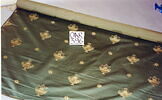Rouleau de tissu d'ameublement à fond vert décoré d'étoiles et de vases à têtes de béliers blancs et or, image 3/3