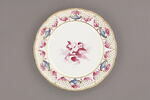 Assiette d'une série de quarante et une (R 510 à 549 bis); du service en pâte tendre blanche décorée de vases fleuris et d'amour en camaïeu rose et à bordure oeil de perdrix doré (R 489 à 549), image 1/3
