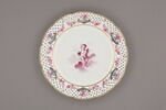 Assiette d'une série de quarante et une (R 510 à 549 bis); du service en pâte tendre blanche décorée de vases fleuris et d'amour en camaïeu rose et à bordure oeil de perdrix doré (R 489 à 549), image 1/3