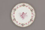 Assiette d'une série de quarante et une (R 510 à 549 bis); du service en pâte tendre blanche décorée de vases fleuris et d'amour en camaïeu rose et à bordure oeil de perdrix doré (R 489 à 549), image 1/3