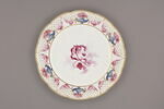 Assiette d'une série de quarante et une (R 510 à 549 bis); du service en pâte tendre blanche décorée de vases fleuris et d'amour en camaïeu rose et à bordure oeil de perdrix doré (R 489 à 549), image 1/4