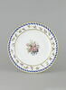 Assiette ronde, d'une série de soixante-neuf (R 596 à 664), d'un service de table (R 550 à 675), image 1/2