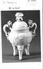 Vase à couvercle, anses formées de monstres, sur trois pieds, image 1/2