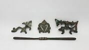 Quatre fragments d'élément d'applique ajouré à décor de volutes, en bronze, image 1/2