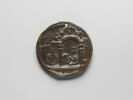 Médaille : le Christ debout tenant sa croix / un sacrifice dans un temple, image 2/2