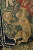Tapisserie : une scène allégorique avec un enfant présentant une aiguière et une éponge (?) à une femme peignant ses cheveux, une autre femme s'évente, un singe se peigne en se regardant dans un miroir, image 4/8