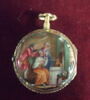 Montre ronde : jeune femme à sa toilette, image 1/2