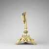 Pied de reliquaire (?) formé par un ange debout sur un socle triangulaire ajouré., image 2/10