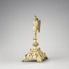 Pied de reliquaire (?) formé par un ange debout sur un socle triangulaire ajouré., image 3/10