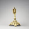 Pied de reliquaire (?) formé par un ange debout sur un socle triangulaire ajouré., image 4/10