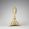 Pied de reliquaire (?) formé par un ange debout sur un socle triangulaire ajouré., image 1/10